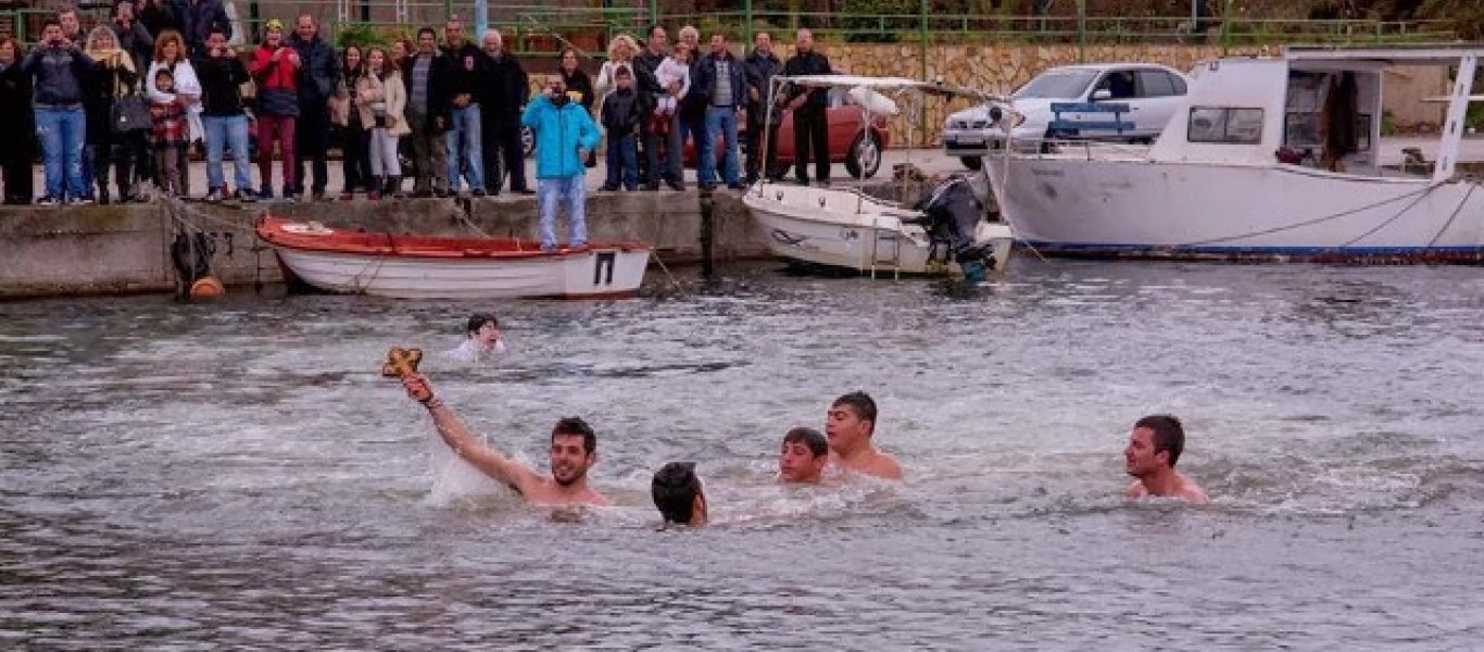 Θεοφάνεια: Ένας φοιτητής από τη Χιλή έπιασε το σταυρό στα Ιωάννινα (φωτό, βίντεο)